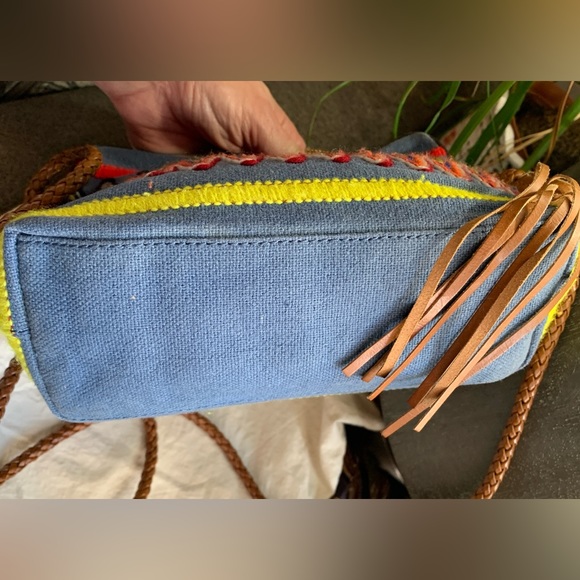 EUC🔥AUTHENTIC TORY BURCH linen/braided leather zip top crossbody with tassels - Picture 6 of 14